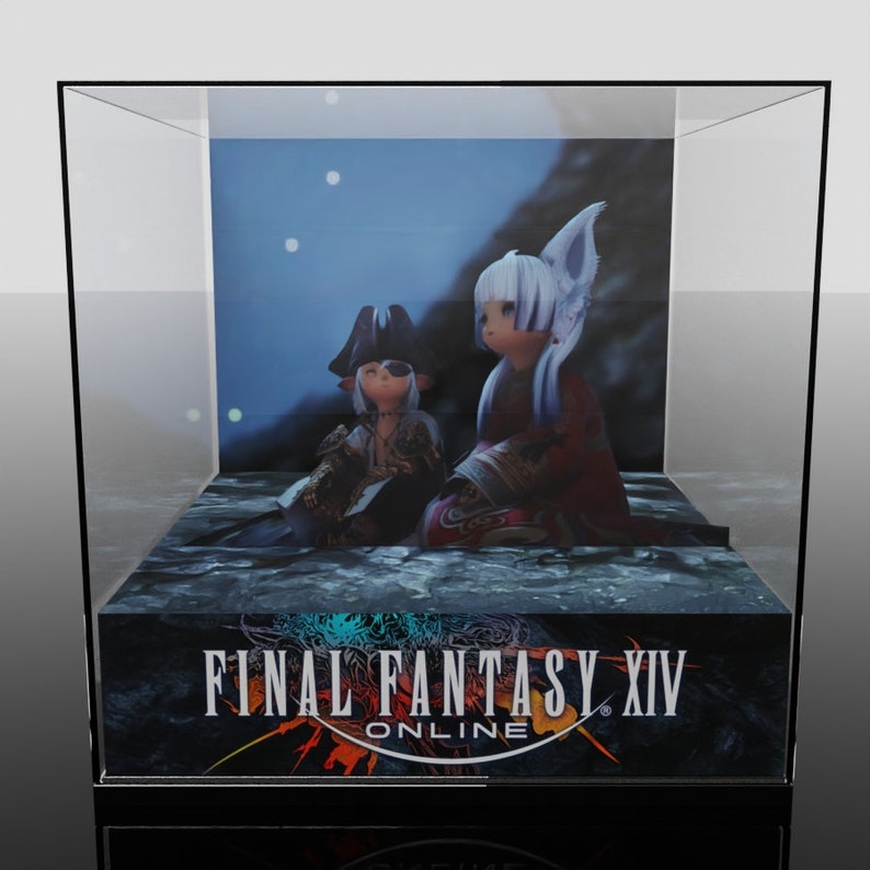 K&ouml;nnte beinhalten: Eine Vitrine mit zwei Final Fantasy XIV-Charakteren. Eine Figur tr&auml;gt einen Piratenhut, die andere hat wei&szlig;e Ohren und Haare. Der Hintergrund zeigt eine Nachtszene. Auf der Basis der Vitrine ist das Logo von Final Fantasy XIV Online zu sehen.