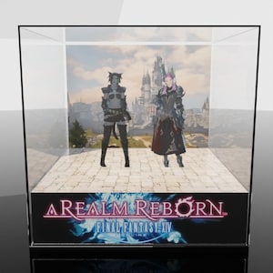 K&ouml;nnte beinhalten: Eine Vitrine mit zwei Figuren aus Final Fantasy XIV, vor dem Hintergrund einer Burg und eines Himmels. Die Basis der Vitrine zeigt das Logo des Spiels, "A Realm Reborn Final Fantasy XIV Online."