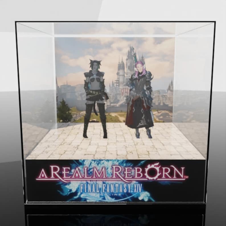 K&ouml;nnte beinhalten: Eine Vitrine mit zwei Figuren aus Final Fantasy XIV, vor dem Hintergrund einer Burg und eines Himmels. Die Basis der Vitrine zeigt das Logo des Spiels, "A Realm Reborn Final Fantasy XIV Online."