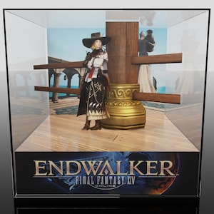 K&ouml;nnte beinhalten: Eine Vitrine mit einer Figur aus Final Fantasy XIV: Endwalker. Die Figur tr&auml;gt ein detailliertes Outfit mit einem breitkrempigen Hut. Der Sockel der Vitrine tr&auml;gt das Logo des Spiels. Der Hintergrund zeigt eine malerische Aussicht.