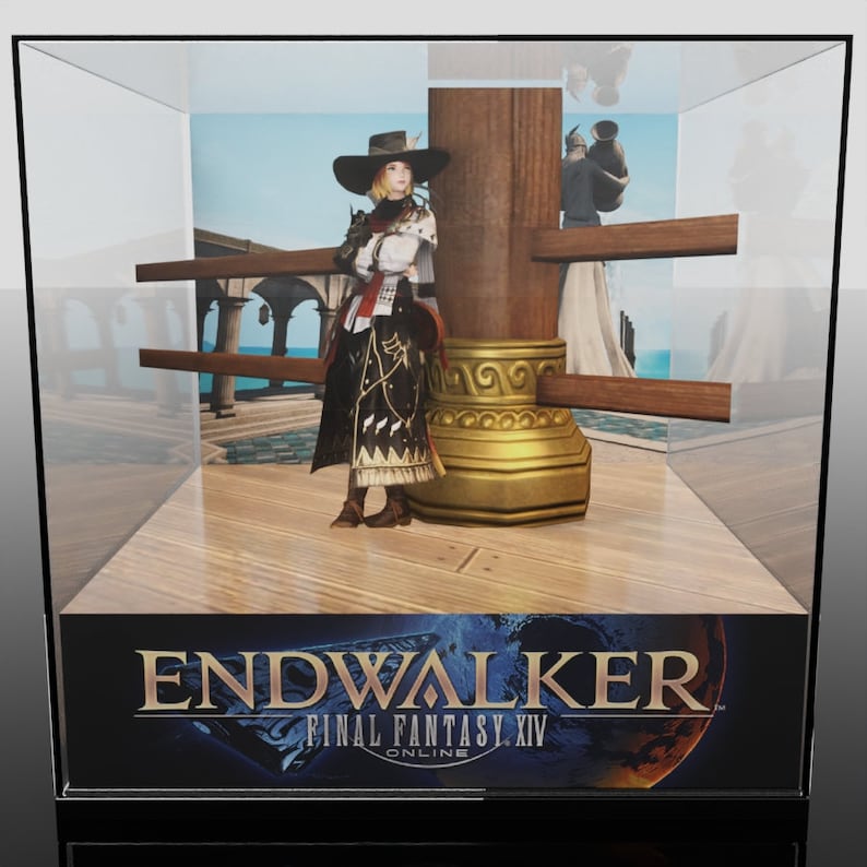 K&ouml;nnte beinhalten: Eine Vitrine mit einer Figur aus Final Fantasy XIV: Endwalker. Die Figur tr&auml;gt ein detailliertes Outfit mit einem breitkrempigen Hut. Der Sockel der Vitrine tr&auml;gt das Logo des Spiels. Der Hintergrund zeigt eine malerische Aussicht.