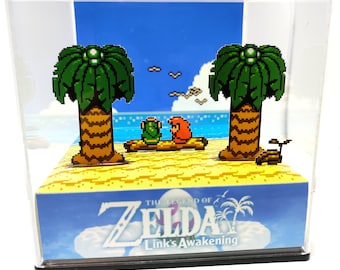 Puede incluir: Un diorama pixelado que representa una escena de The Legend of Zelda: Link's Awakening. Link y Marin están en un tronco entre dos palmeras en una playa, bajo un cielo azul. La base de la vitrina tiene el título del juego.
