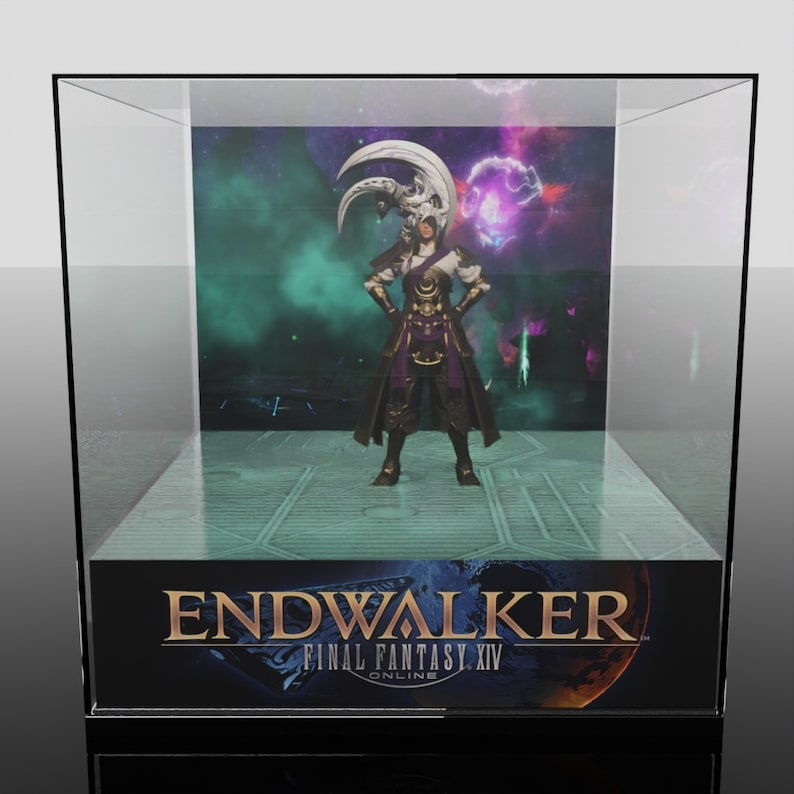 K&ouml;nnte beinhalten: Eine Final Fantasy XIV Endwalker Vitrine mit einer Charakterfigur. Die Figur tr&auml;gt eine lila-goldene R&uuml;stung mit einem gro&szlig;en wei&szlig;en halbmondf&ouml;rmigen Kopfschmuck. Der Sockel der Vitrine zeigt das Logo des Spiels.