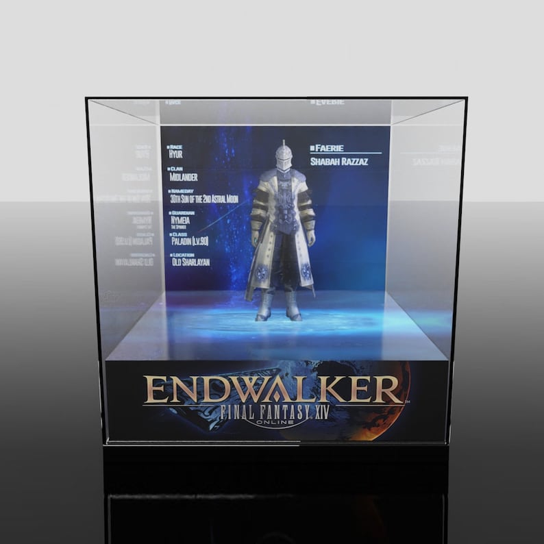 K&ouml;nnte beinhalten: Eine Vitrine mit einer Final Fantasy XIV Endwalker-Figur. Die Figur ist ein Charakter namens Shabah Razzaz, ein Paladin. Die Vitrine hat einen schwarzen Sockel mit dem Logo des Spiels und eine transparente Acryl-Abdeckung.