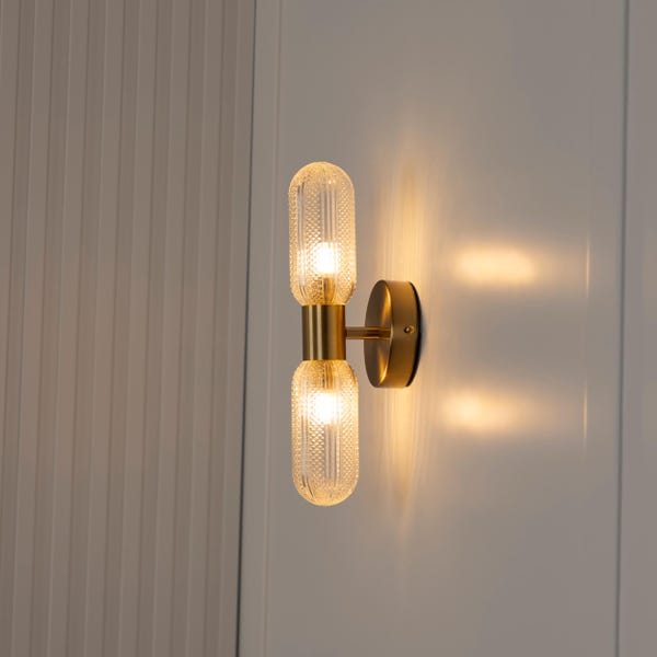 Art-deco wandkandelaar van geborsteld messing: handgemaakte glazen make-uplamp