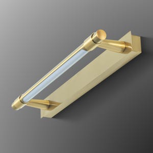 Peut inclure: Un luminaire moderne de couleur dorée avec une base rectangulaire et une poignée incurvée. La poignée présente un centre cylindrique transparent avec une teinte bleu clair. Le luminaire est conçu pour être monté au mur et a une esthétique minimaliste.