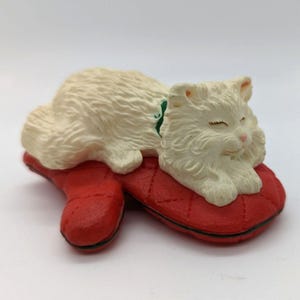 1995 Cat Naps Hallmark Collector Ornament White Persian Red Oven Mitten Clip-on