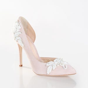 Blushroze bruidsschoen met ivoorkleurig handborduurdetail en hoge hak