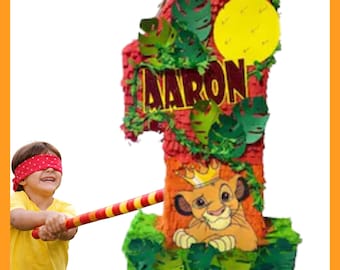 23-calowa piniata z cyframi Król Lew. Odporna na uderzenia, dla dodatkowej zabawy. Wybierz własne kolory, postacie i detale.