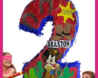 50 cm Musse Pigg cowboypiñata. Slagtålig för extra skoj. Välj färger, karaktärer och detaljer.