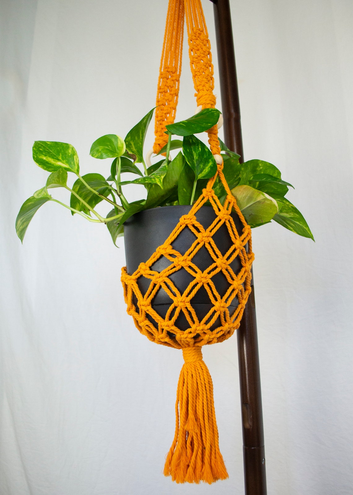 Gelber Makramee Pflanzenaufhänger Indoor Hängender | Etsy
