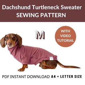 Op de afbeelding: Een naaipatroon voor een dachshund trui met rolkraag in maat M. Het patroon bevat een video tutorial en is beschikbaar voor directe download in A4 en letter formaat.