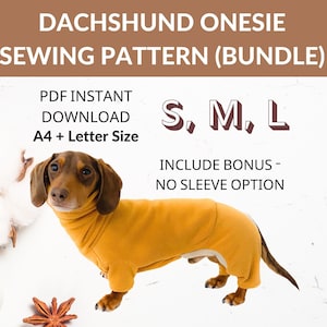 Könnte beinhalten: Ein Dackel trägt einen gelben Strampler. Der Strampler ist ein Schnittmuster, das in den Größen S, M und L erhältlich ist. Das Schnittmuster beinhaltet eine Bonus-Option ohne Ärmel. Sofortiger PDF-Download in den Formaten A4 und Letter.
