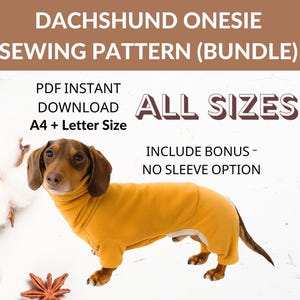 Puede incluir: Un dachshund marrón y tostado con un mono amarillo. El mono tiene mangas largas y cuello alto. El texto "DACHSHUND ONESIE SEWING PATTERN (BUNDLE) PDF INSTANT DOWNLOAD ALL SIZES A4 + Letter Size INCLUDE BONUS - NO SLEEVE OPTION" se muestra encima del perro.