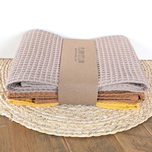 Peut inclure: Ensemble de trois tasses en céramique avec une finition mate et mouchetée. Les tasses sont dans des tons crème, gris clair et gris foncé. Chaque tasse a un design simple et minimaliste, parfait pour le café ou le thé.