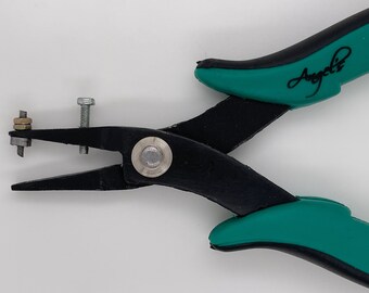 Puede incluir: Alicates verdes y negros con una pieza de metal plateado en el centro. Los alicates están etiquetados con "Angelfly" en el mango.