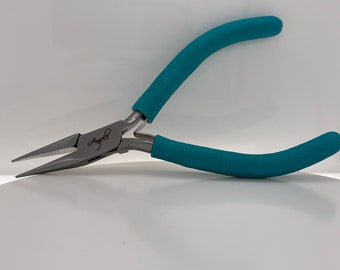 Op de afbeelding: Tang met turquoise handvatten, een zilveren afwerking en het woord "Angle" gegraveerd aan de zijkant.