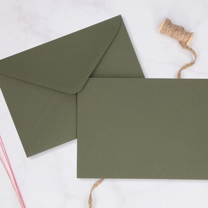 Buste verde oliva, formati C5, B6, DL, CD e C6 in carta Premium da 140 gsm.  Confezione di buste di carta, buste da matrimonio, inviti, ecc. 25 pz.