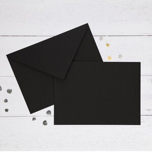 Sobres Negro, en diferentes tamaños C5, B6, DL, CD y C6 en papel Premium de 140 gr., de alta calidad. Se vende en paquetes de 25 Uds.