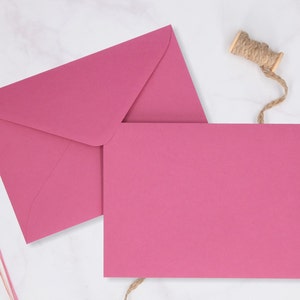 Paarse enveloppen, in verschillende formaten C5, B6, DL, CD in 125 gr Premium papier.  Papieren enveloppen, trouwenveloppen, uitnodigingen, etc.
