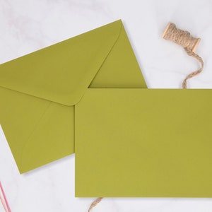 Buste verde kiwi, in diverse misure C5, B6, DL, CD in carta Premium da 125 g/m².  Buste di carta, buste da matrimonio, inviti, ecc.