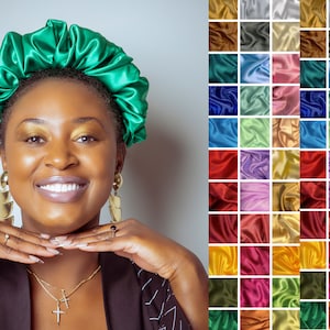 Peut inclure: Une femme portant un bonnet de nuit en satin vert. Le bonnet est froncé et a une finition lisse et brillante. L'image montre également une variété de bonnets de nuit en satin de différentes couleurs.