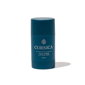 Op de afbeelding: Een tealblauwe lotionbar met de tekst "CORSICA ROSE GLOW LOTION BAR 30ml" gedrukt op de voorkant.