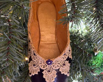 Zapatilla de punta personalizable decorada en ciruela y oro