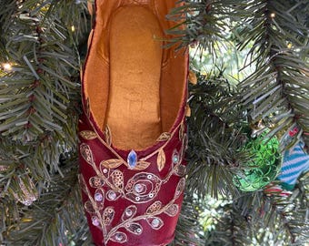 Zapatilla de punta personalizable decorada en rojo y dorado