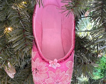 Zapatilla de punta personalizable con decoración floral rosa