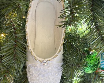 Zapatilla de punta decorada con encaje blanco personalizable