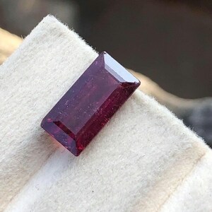 Piedra preciosa de turmalina rosa: talla esmeralda facetada, 5,10 quilates