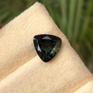 Turmalina verde oscuro: talla trillón facetada, 2,65 quilates