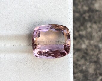 Ametrina boliviana: 9,60 ct. Taglio quadrato sfaccettato.