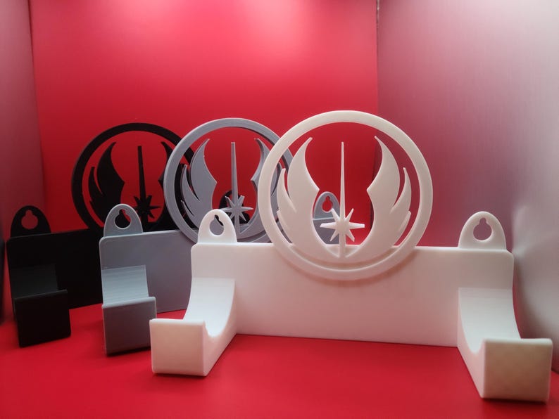 Puede incluir: Tres soportes de pared para sables de luz, cada uno con un color diferente y un s&iacute;mbolo de la Alianza Rebelde de Star Wars. Los soportes son de pl&aacute;stico blanco y tienen un gancho para colgar un sable de luz.