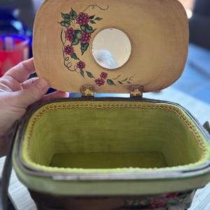 Estuche de maquillaje con forma de cesta de madera vintage y pájaro pintado a mano