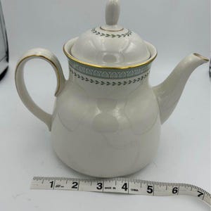 Vintage Royal Daulton England Teapot Berkshire Pattern