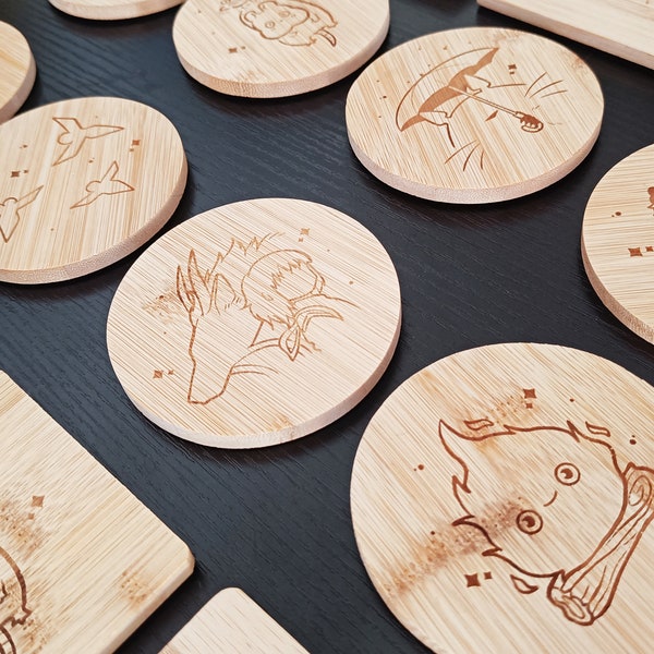 Dessous de verre en bambou | Anime mignon & inspiré du Japon, cadeau unique pour elle, décoration de table, pour le thé café, bois gravé