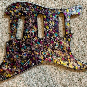 Fender Stratocaster Black Purple und Metallics Einzigartiges handbemaltes Gitarren-Plektrum mit 11 Löchern