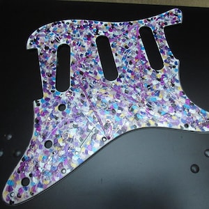 Fender Stratocaster Purple & Blue Handbemaltes Gitarren-Plektrum mit 11 Löchern