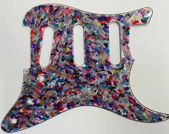 Golpeador de guitarra Fender Stratocaster color crema, morado, verde azulado y dorado, único en su tipo, pintado a mano, con 11 orificios.