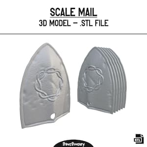 以下が含まれることがあります： 薄いグレー色のスケールメイルの3Dモデル。デザインは、様式化されたノットパターンが特徴です。「SCALE MAIL 3D MODEL - .STL FILE」というテキストが画像の上部にあります。「TrinesTreasury」のロゴが下部にあります。