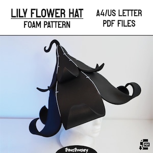 Op de afbeelding: Een zwarte leliebloemhoed van schuim met witte stikseldetails. De hoed wordt getoond op een witte mannequinhoofd. De tekst op de afbeelding luidt "LILY FLOWER HAT FOAM PATTERN" en "A4/US LETTER PDF FILES".