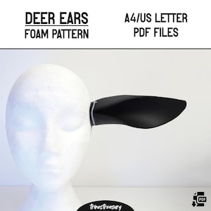 Puede incluir: Una plantilla de patrón de oreja de ciervo de espuma negra para manualidades. La plantilla se muestra en una cabeza de maniquí blanca. La imagen incluye el texto "DEER EARS FOAM PATTERN" y "A4/US LETTER PDF FILES".