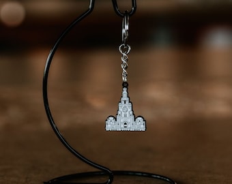 Llavero de construcción de hígado, llavero de esmalte, llavero de construcción de hígado en blanco y negro, regalo de construcción de hígado, regalo de Liverpool, blanco y negro, artista