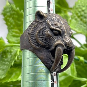 Beautiful Near Eastern Old Bronze Lion Animal Figure Lovely Unique Ring