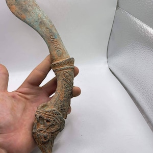 Eccellente spada unica in bronzo antico antico romano con bella rara impugnatura della testa di drago