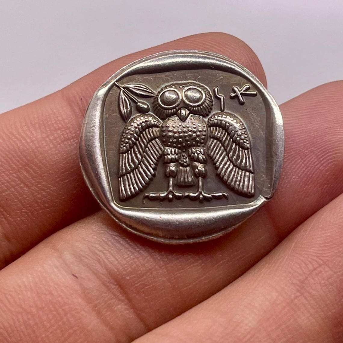 Чрезвычайно редкая древнегреческая монета с бронзовым покрытием «Сова Афины Афины» 8 — изображение