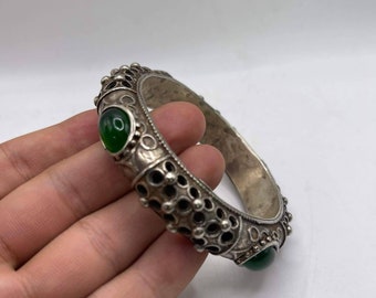 Bracciale in filigrana d'argento del Vicino Oriente antico con pietre preziose verdi