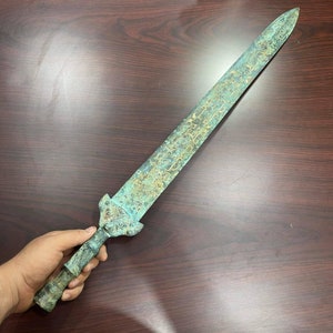 Spedizione espressa gratuita in tutto il mondo Super unica Antica romana Meravigliosa spada in bronzo grande e bellissima con patina rara Collezioni eccellenti